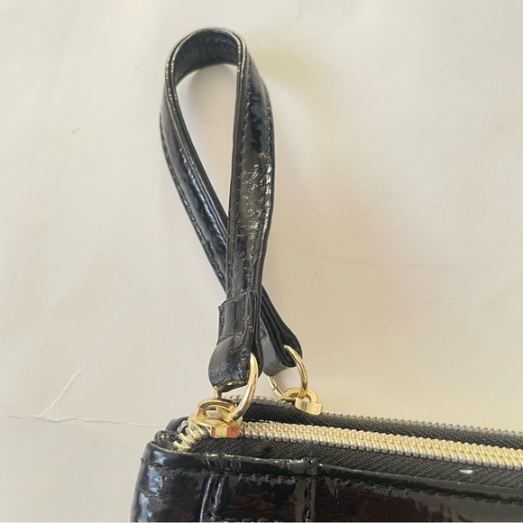 💕Women’s Betsy Johnson 💕Wristlet/Wallet💕Skull and Rose Pattern🌹💀 - Picture 2 of 8